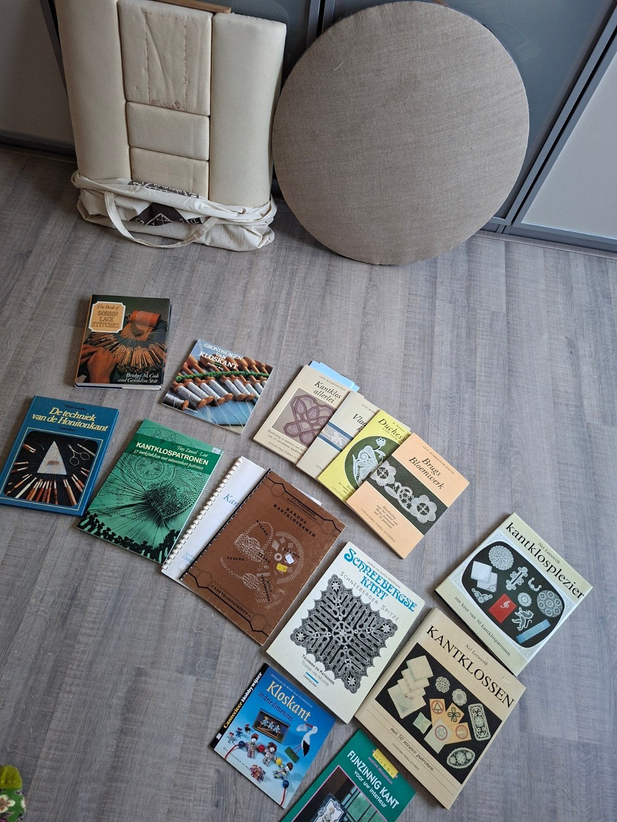 Kantklosboeken en kussens, Ophalen