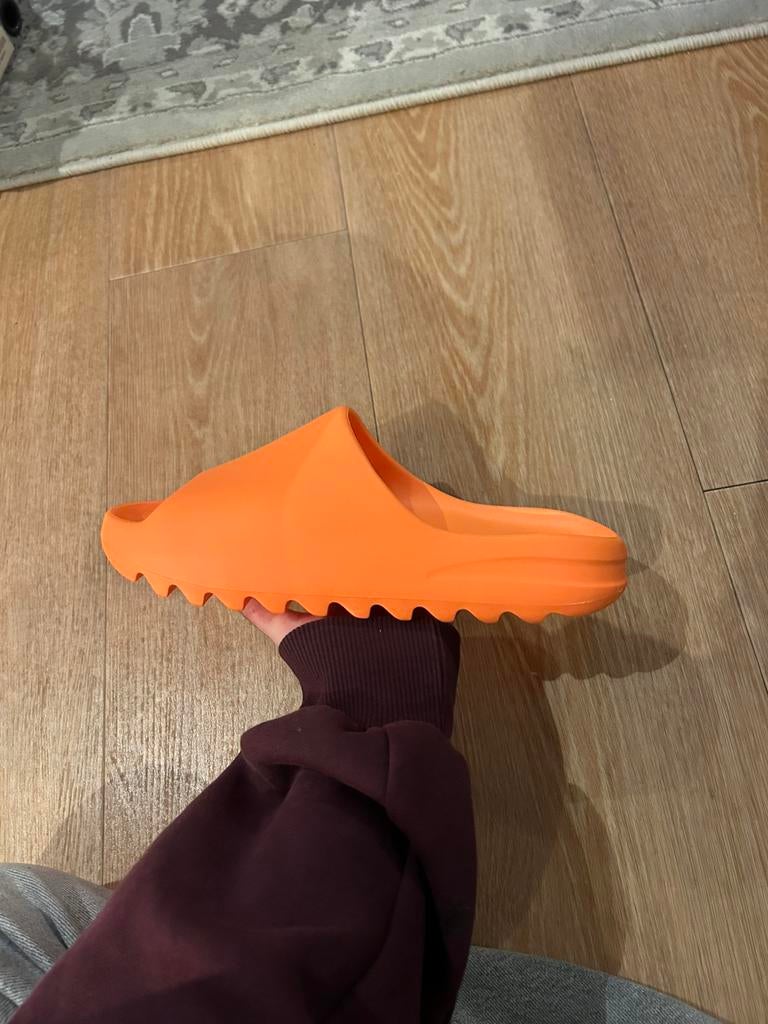 Adidas yeezy slide 'Enflame orange', maat 46, Ophalen of Verzenden, Nieuw, Overige kleuren
