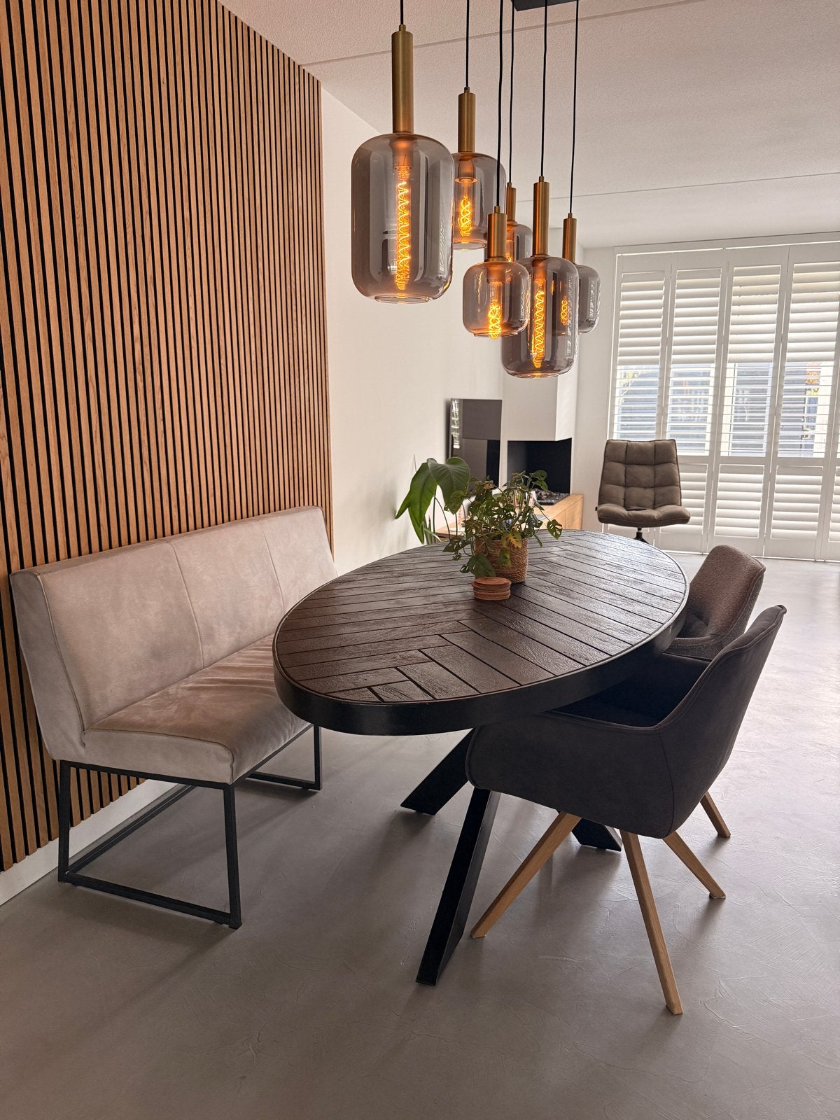 Ovale zwarte eettafel (visgraat) met bankje en stoelen, Ophalen, 100 tot 150 cm, Zo goed als nieuw, 150 tot 200 cm
