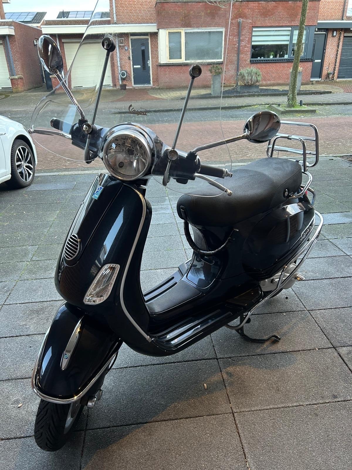 Vespa LX50 - Zwart, inclusief windscherm en bagagerek, Fietsen en Brommers, Scooters | Vespa, Ophalen, Gebruikt, Maximaal 45 km/u