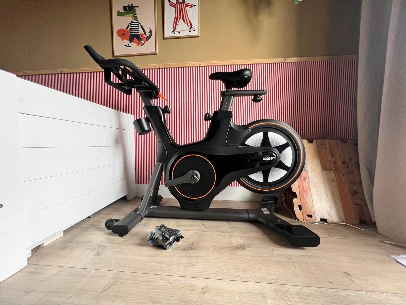 Basic Fit Spinfiets - Zo goed als nieuw, Sport en Fitness, Ophalen, Zo goed als nieuw, Spinningfiets