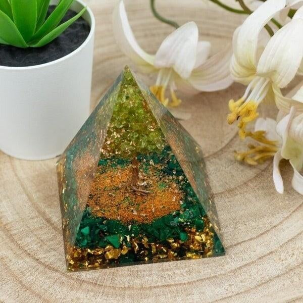 Orgonite Piramide Malachiet & Peridoot Edelsteen Boompje, Sieraden, Tassen en Uiterlijk, Edelstenen, Verzenden