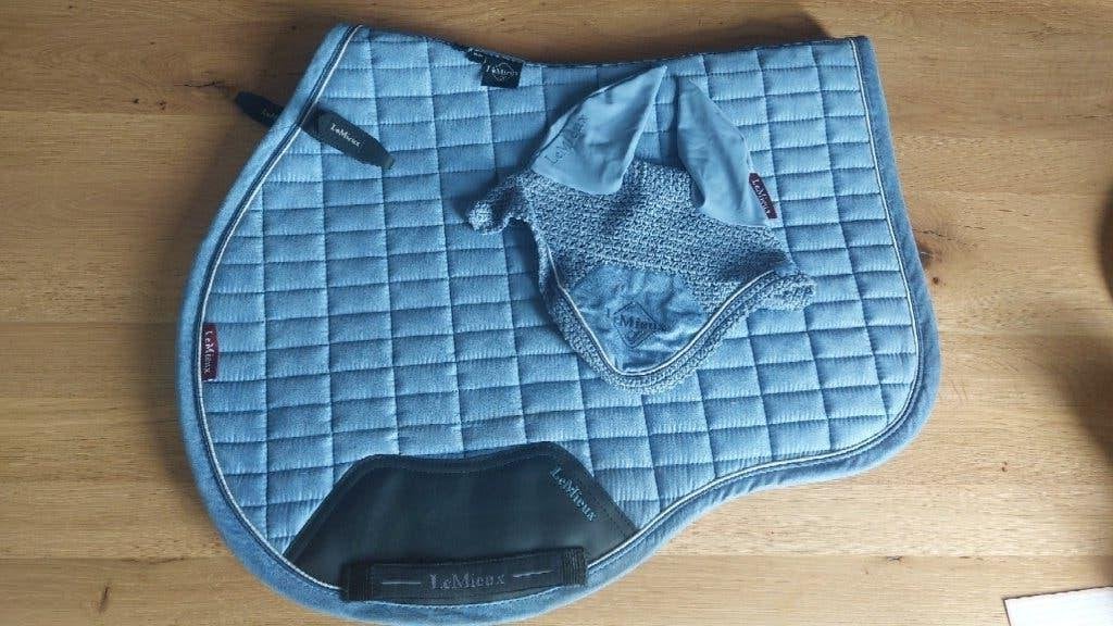LeMieux zadeldekje S/M met oornetje S – lichtblauw, Dieren en Toebehoren, Ophalen, Zadeldekje, Zo goed als nieuw, Pony (P)