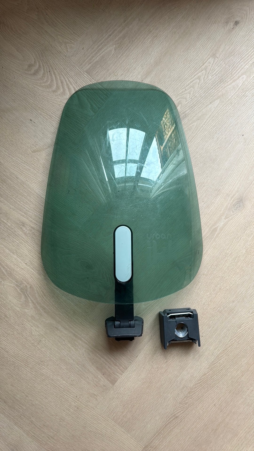 Urban iki windscherm met krassen + adaptor, Ophalen, Gebruikt