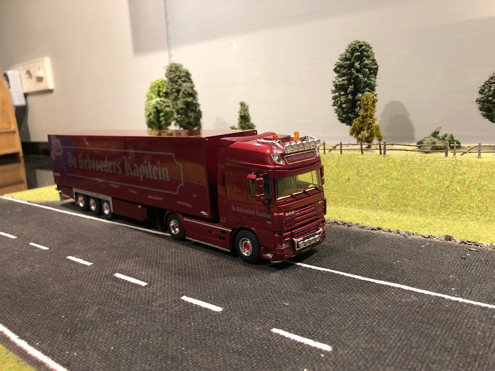 Daf XF105 met oplegger van Kapitein, Hobby en Vrije tijd, Modelauto's | 1:50, Ophalen of Verzenden, Zo goed als nieuw, Bus of Vrachtwagen