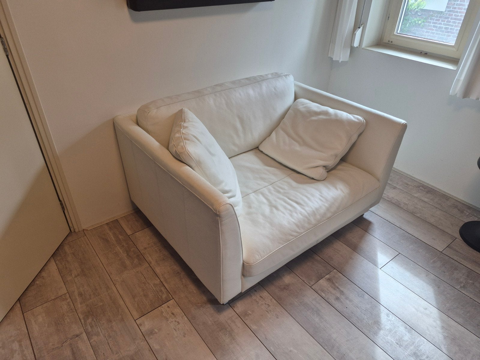 Comfortabele witte leren bank - loveseat model, Huis en Inrichting, Ophalen, Eenpersoons, 150 tot 200 cm, Zo goed als nieuw