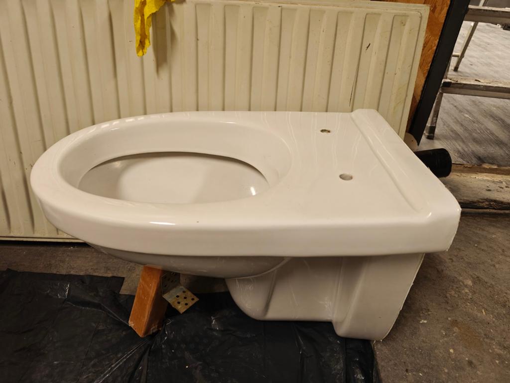 Zwevend toilet in goede staat, Doe-het-zelf en Verbouw, Sanitair, Ophalen, Zo goed als nieuw, Toilet