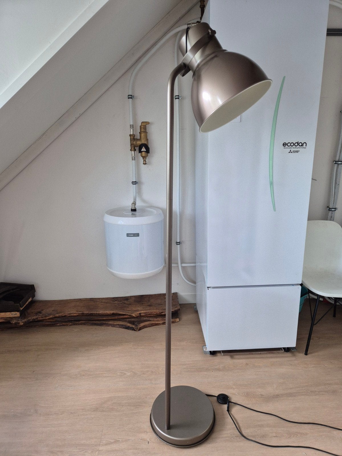 IKEA Hektar Stalen Vloerlamp - Industrieel Design, Huis en Inrichting, Lampen | Vloerlampen, Ophalen, Gebruikt, Industrieel, Modern