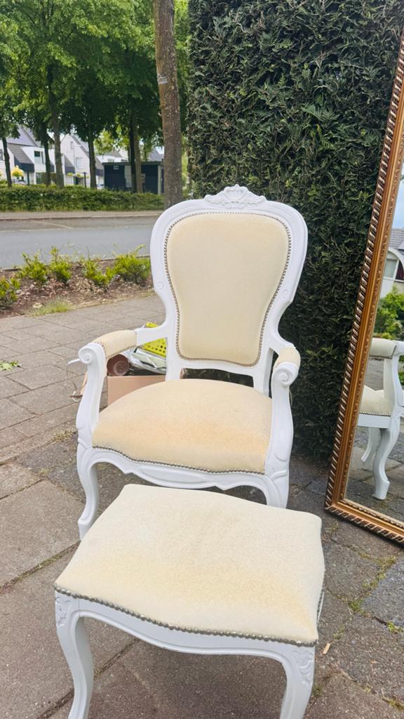 Brocante stoel en voetenbankje, Ophalen of Verzenden, Gebruikt, Twee