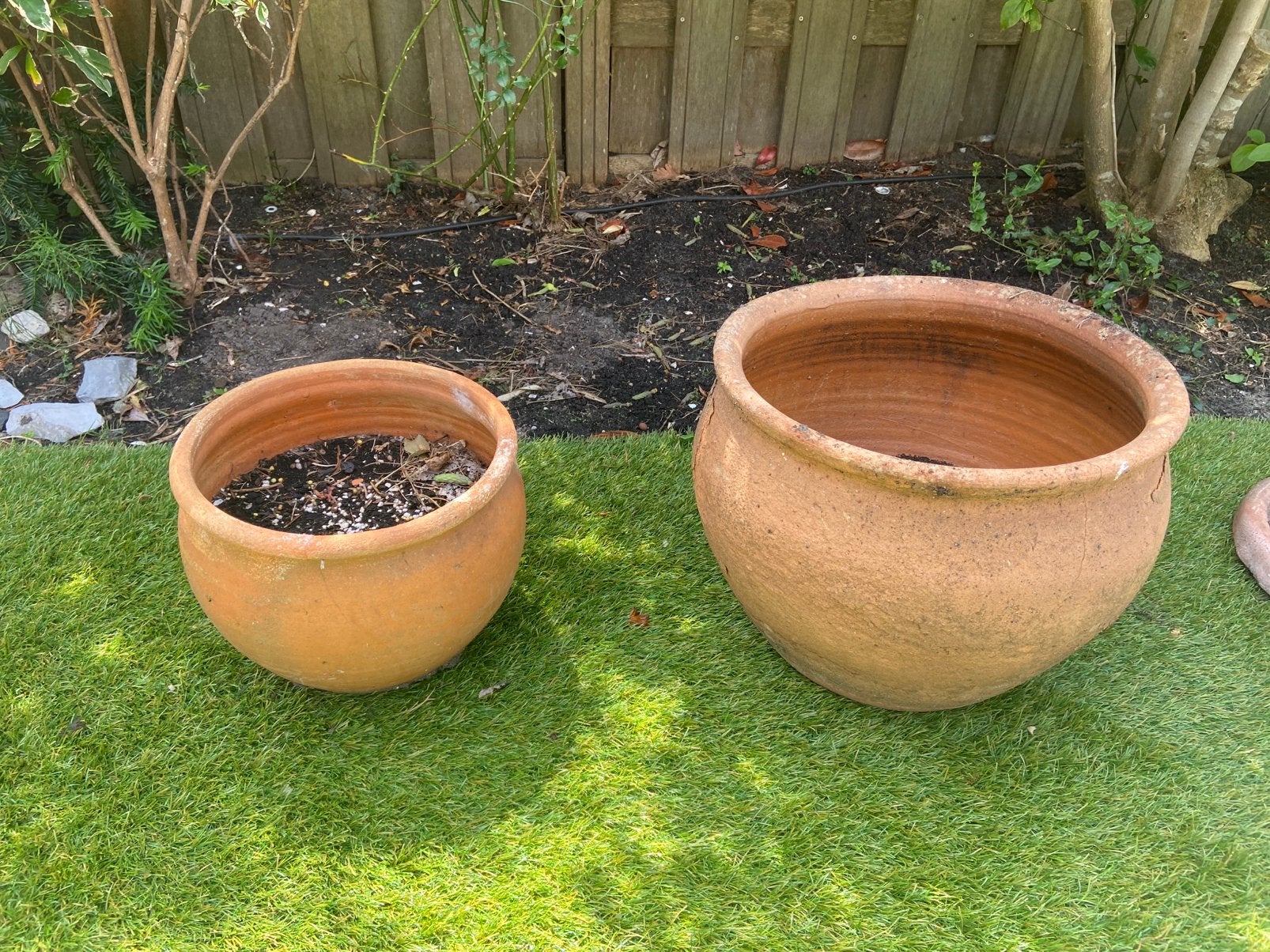 Twee terracotta potten, Tuin en Terras, Bloembakken en Plantenbakken, Steen, Gebruikt, Minder dan 30 cm, Rond