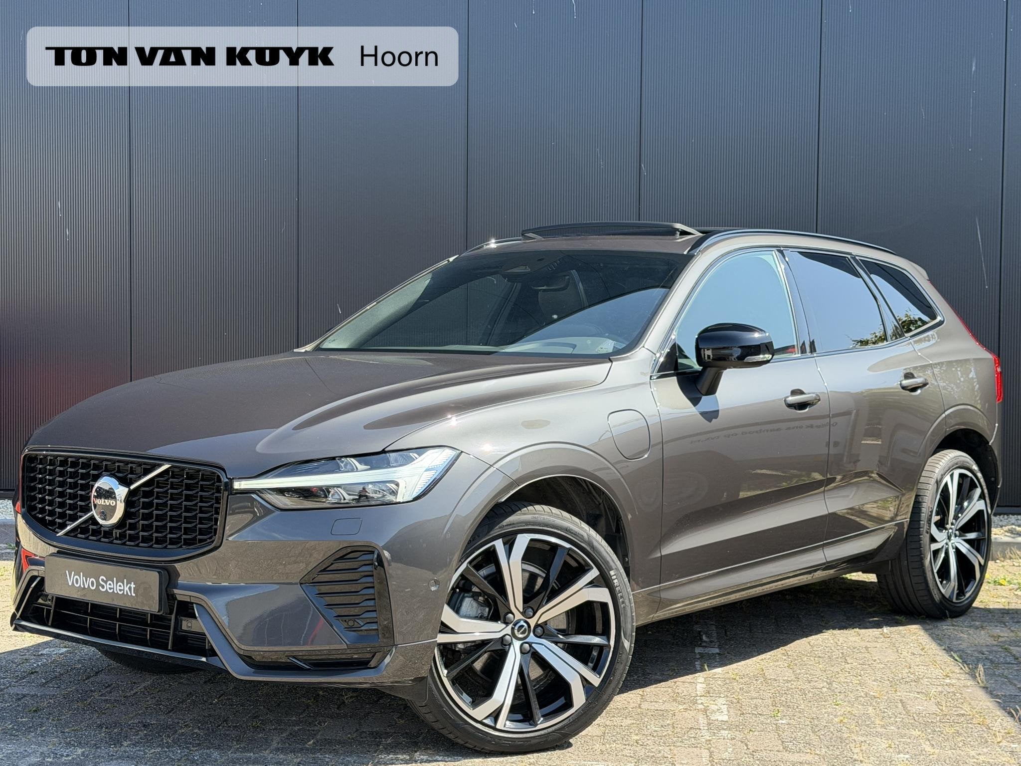 Volvo XC60 2.0 T8 Plug-in hybrid AWD R-Design dark/ long ran, Auto's, Automaat, Automatische klimaatregeling, Gebruikt, 4 cilinders