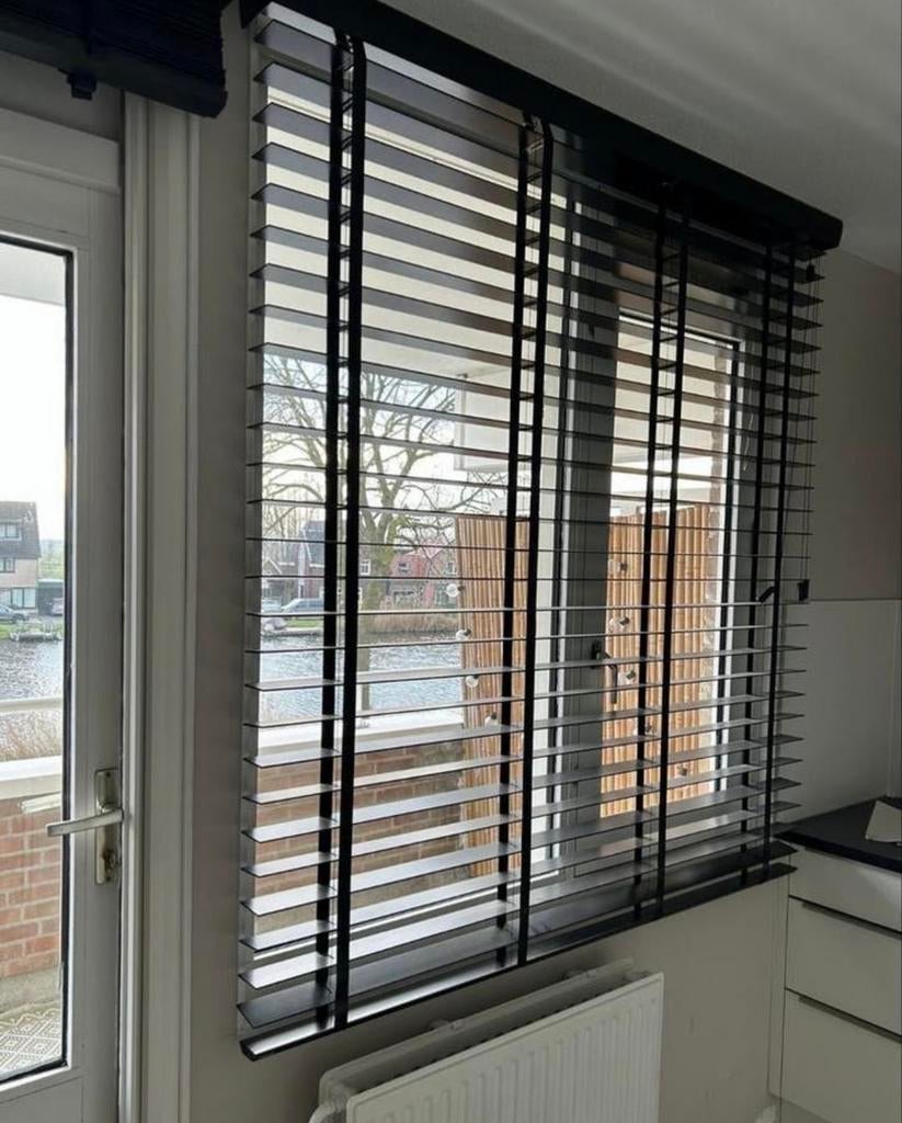 Zwarte jaloezie met ladderband 155 x 165 cm, Huis en Inrichting, Stoffering | Gordijnen en Lamellen, Ophalen, Gebruikt, Zwart