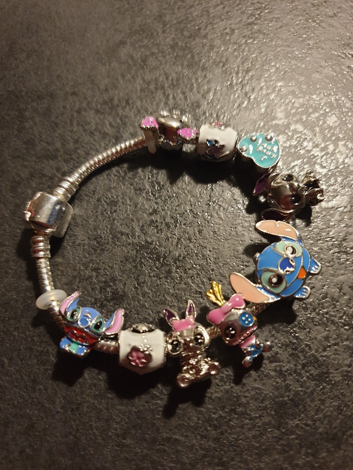 Stitch armband met bedeltjes 17cm, Ophalen of Verzenden, Nieuw, Zilver, Met bedels of kralen