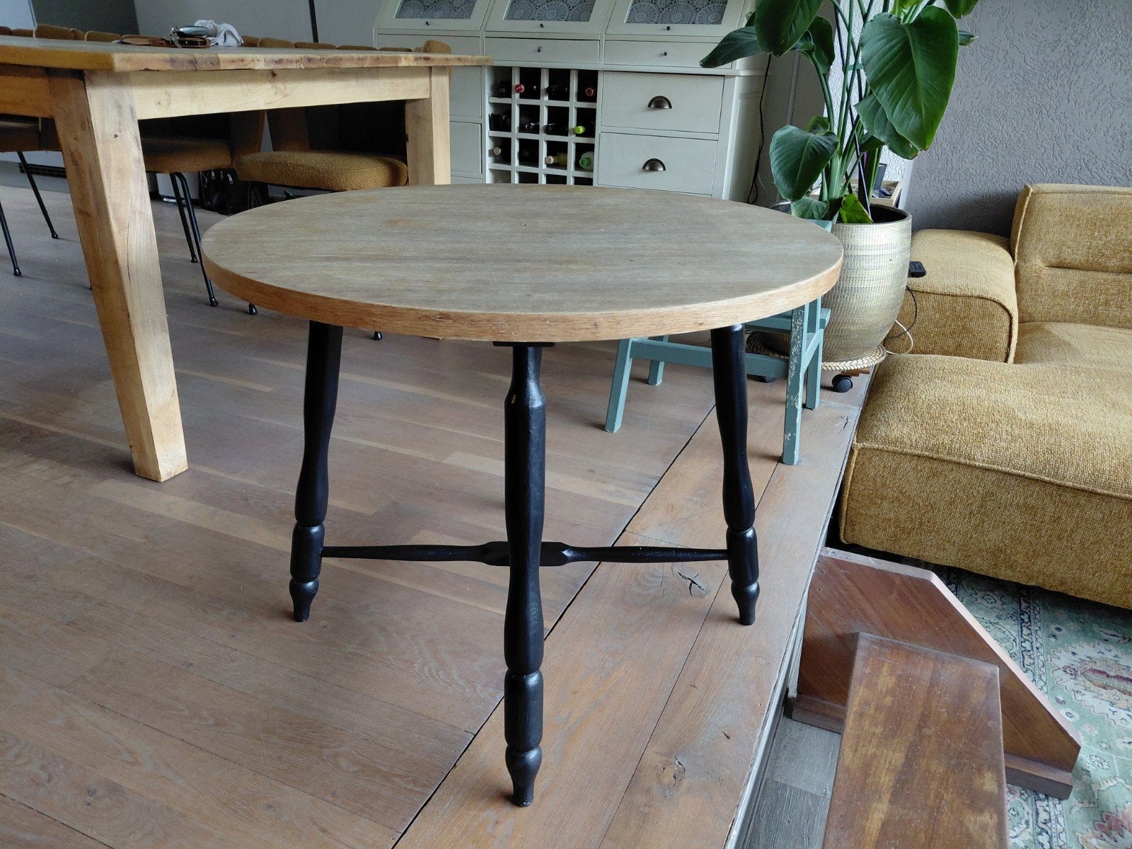 Ronde houten salontafel met zwarte poten, Ophalen, Rond, 50 tot 100 cm, 50 – 75