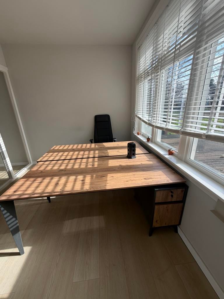 Drie bureaus, met kastje erbij. Per stuk 30 euro, Huis en Inrichting, Ophalen of Verzenden, Zo goed als nieuw