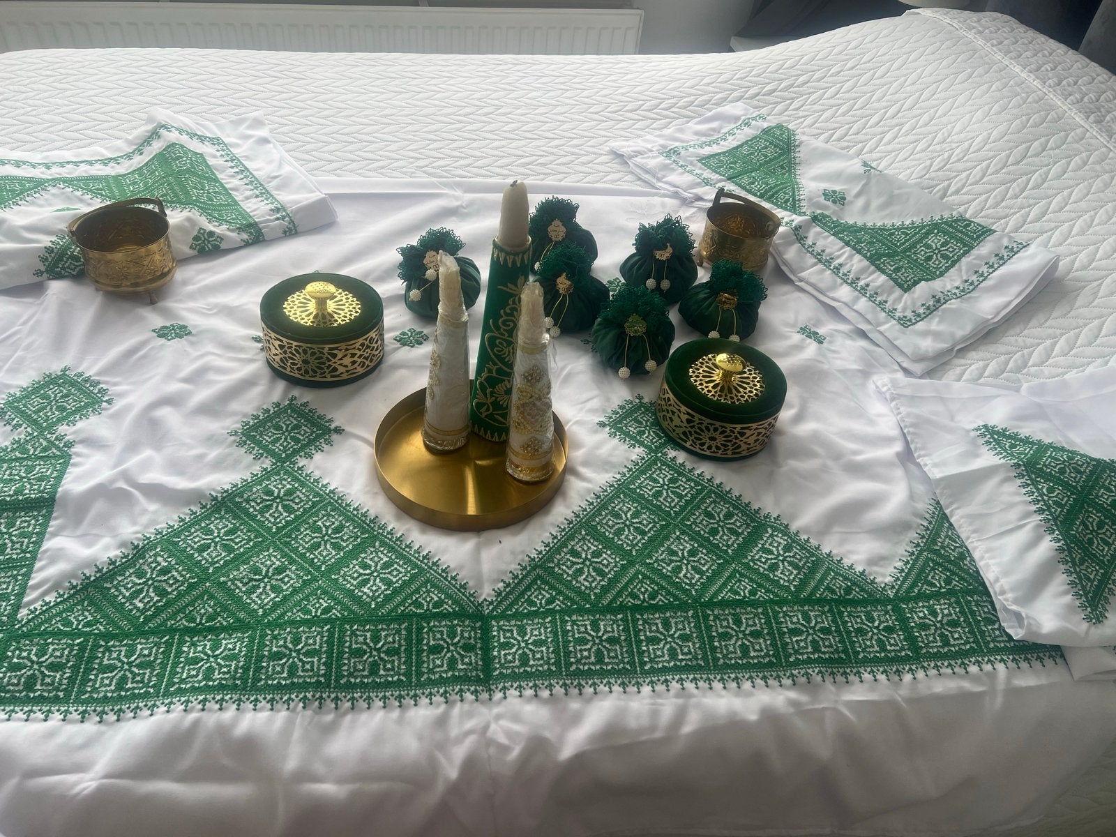 Traditionele Marokkaanse jurk met groene borduursels, Maat 38/40 (M), Overige typen, Wit, Ophalen of Verzenden