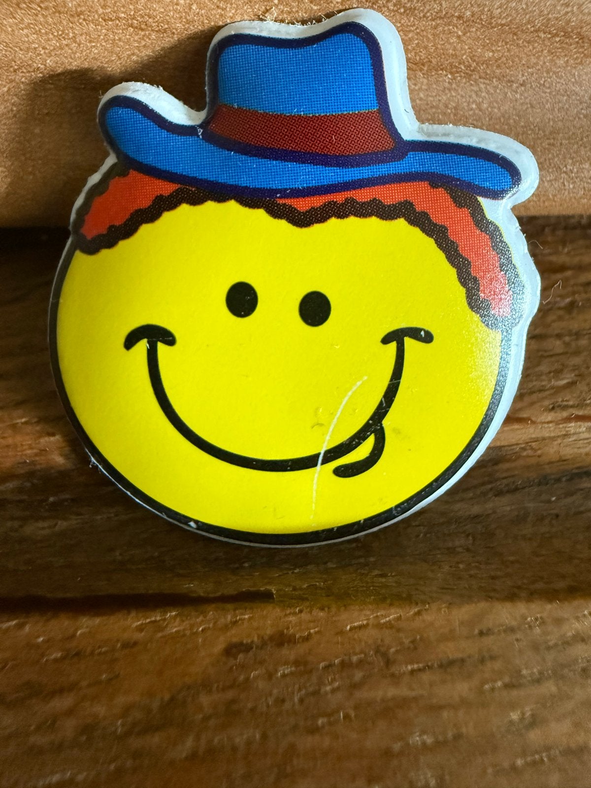 Vintage Smiley Button met Cowboyhoed - Gebruikt, Ophalen of Verzenden, Gebruikt, Figuurtje, Button