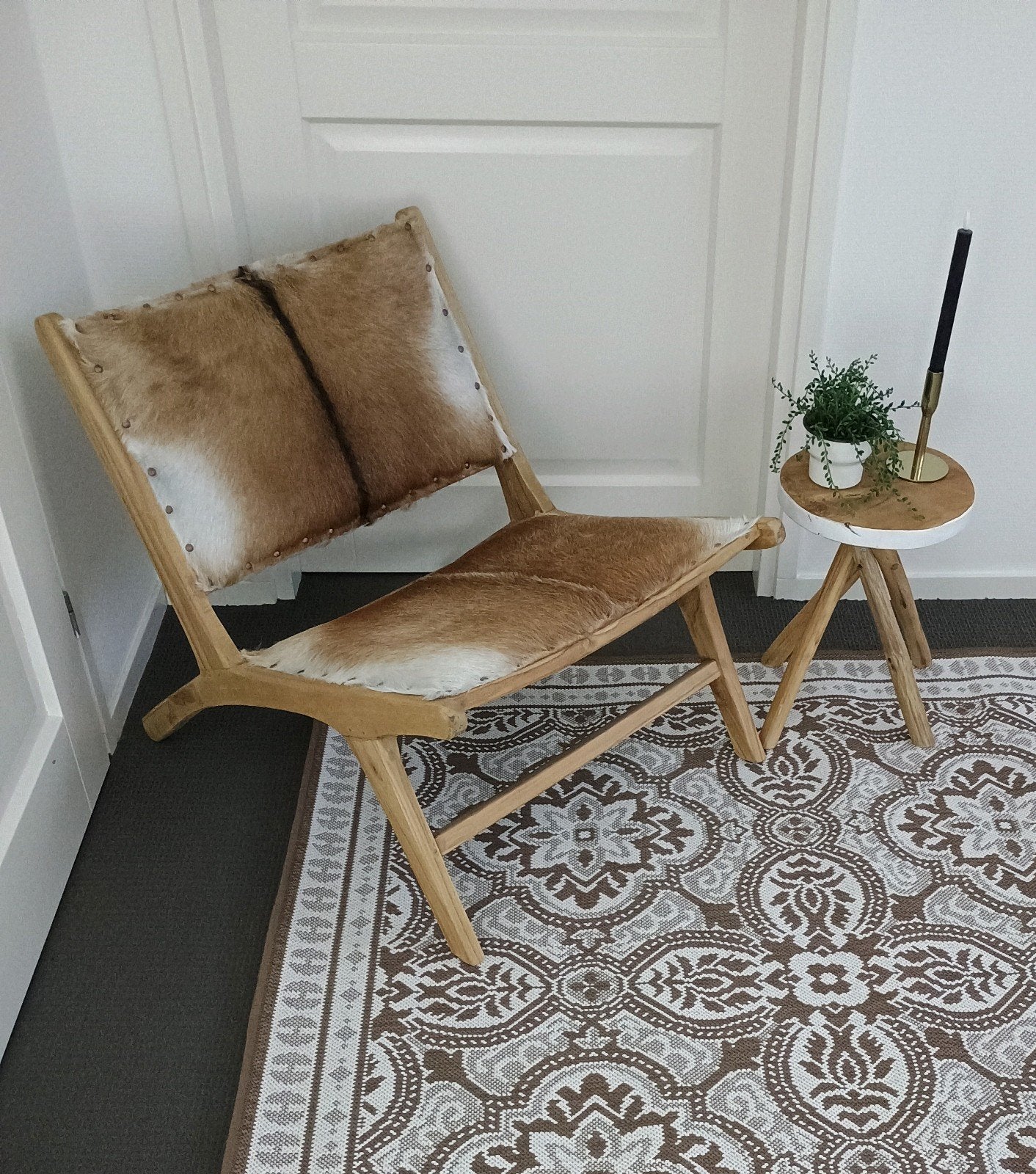 Als nieuw Exclusieve houten stoel met geitenhuid bekleding, Ophalen, Zo goed als nieuw, Hout, 50 tot 75 cm