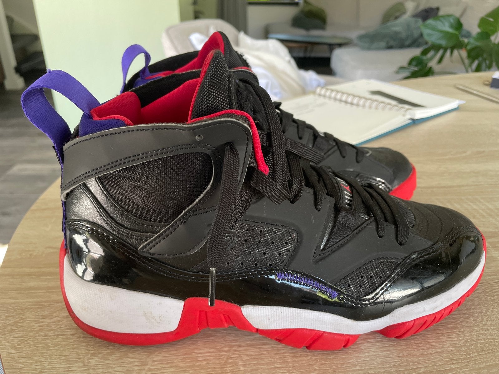 Nike Jordan Jumpman Two Trey zwart/rood/paars - Maat 43, Ophalen of Verzenden, Gedragen, Overige kleuren, Sneakers of Gympen
