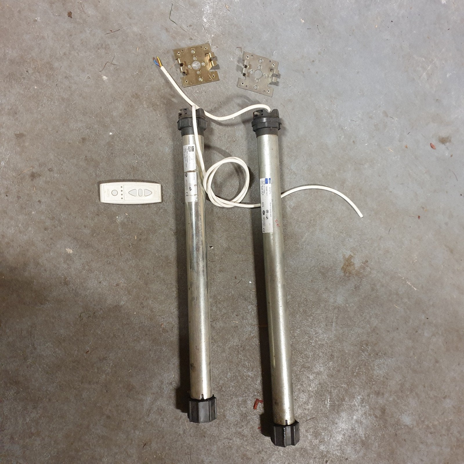 2 goede rolluik motoren met somfy afstandbediening, Minder dan 100 cm, Wit, Ophalen of Verzenden, Zo goed als nieuw