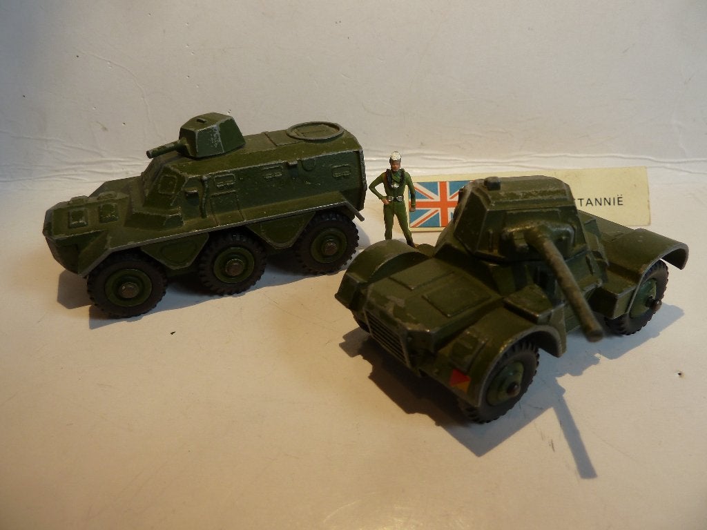 DINKY TOYS: ARMOURED PERSONNEL CAR & de 670 ARMOURED CAR, Ophalen of Verzenden, Zo goed als nieuw, Overige typen, Dinky Toys