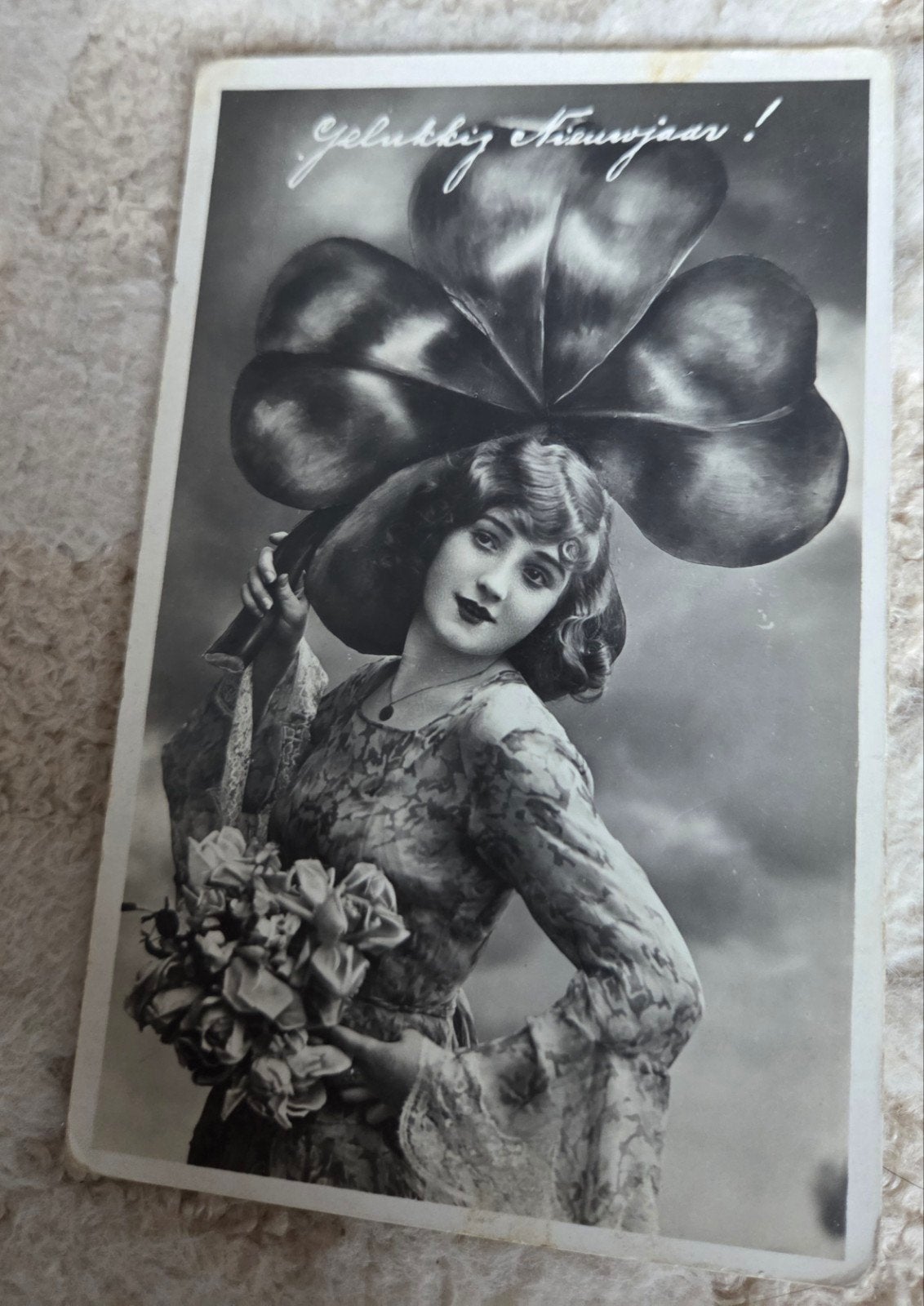 'Gelukkig Nieuwjaar' vrouw met klavertje vier, Verzenden, Voor 1920, Gelopen, Feest(dag)