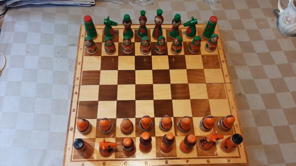 bordspel schaakbord Russisch Matroesjka 34 bij 34 cm, Een of twee spelers, Ophalen of Verzenden, Nieuw
