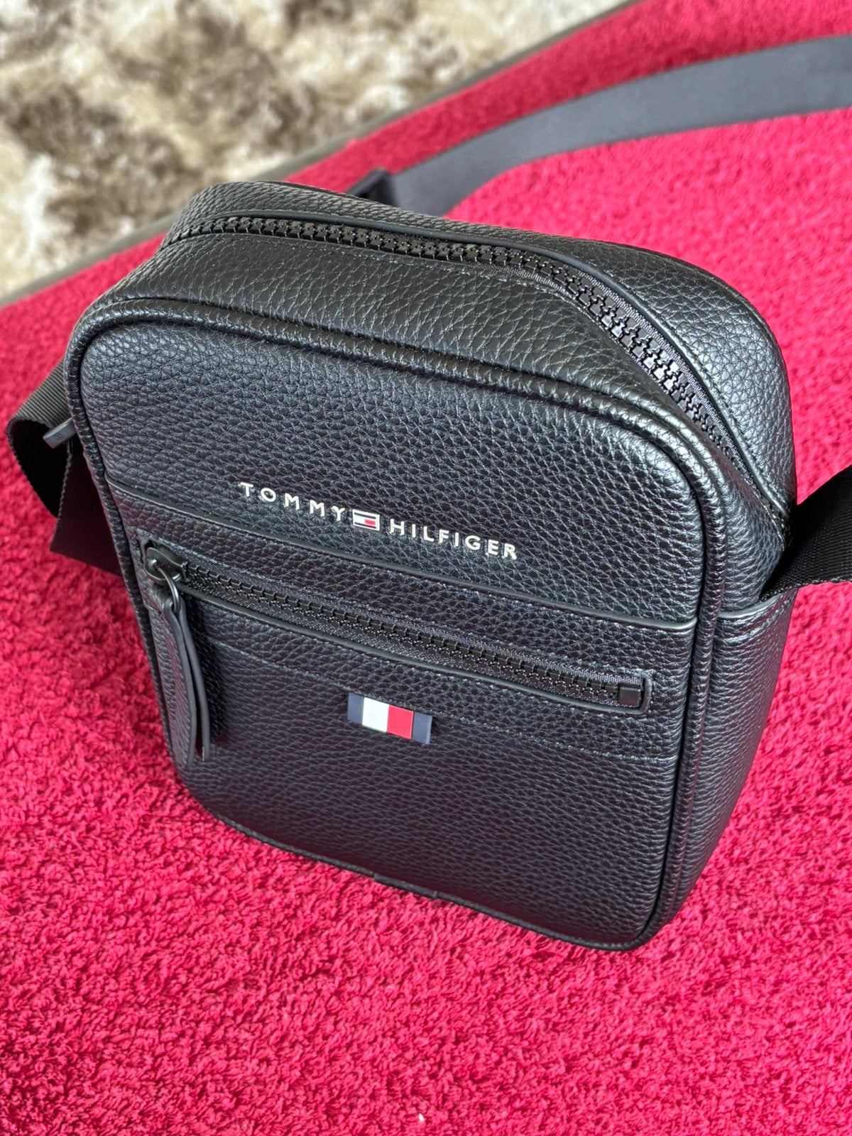 Schoudertasje Tommy Hilfiger helemaal Nieuw!, Sieraden, Tassen en Uiterlijk, Tassen | Schoudertassen, Overige merken, Zwart, Nieuw