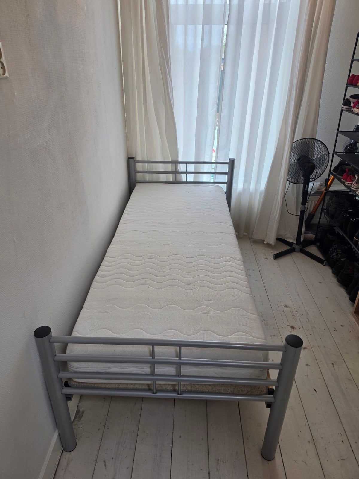 Eenpersoons bed met matras, Huis en Inrichting, Slaapkamer | Bedden, Overige materialen, Gebruikt, 90 cm, Eenpersoons