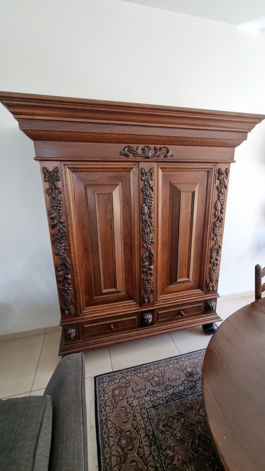Antieke houten kast met gedetailleerd houtsnijwerk, Antiek en Kunst, Ophalen