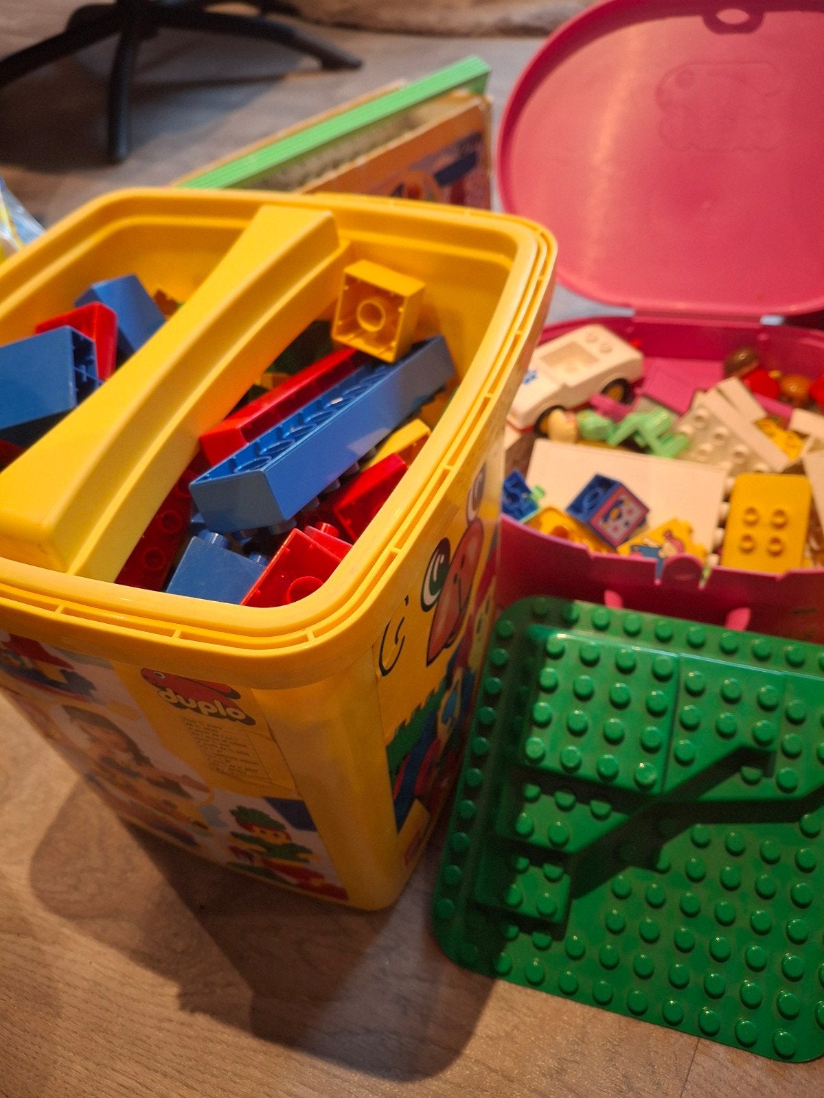 Partij Duplo met opbergboxen en grondplaat, Kinderen en Baby's, Speelgoed | Duplo en Lego, Ophalen, Gebruikt, Inclusief minifiguren