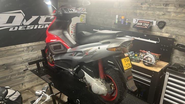 Binnenkort, Gilera Runner SP PRO 50cc Scooter - Rood/Grijs, Fietsen en Brommers, Scooters | Piaggio, Ophalen of Verzenden, Zo goed als nieuw