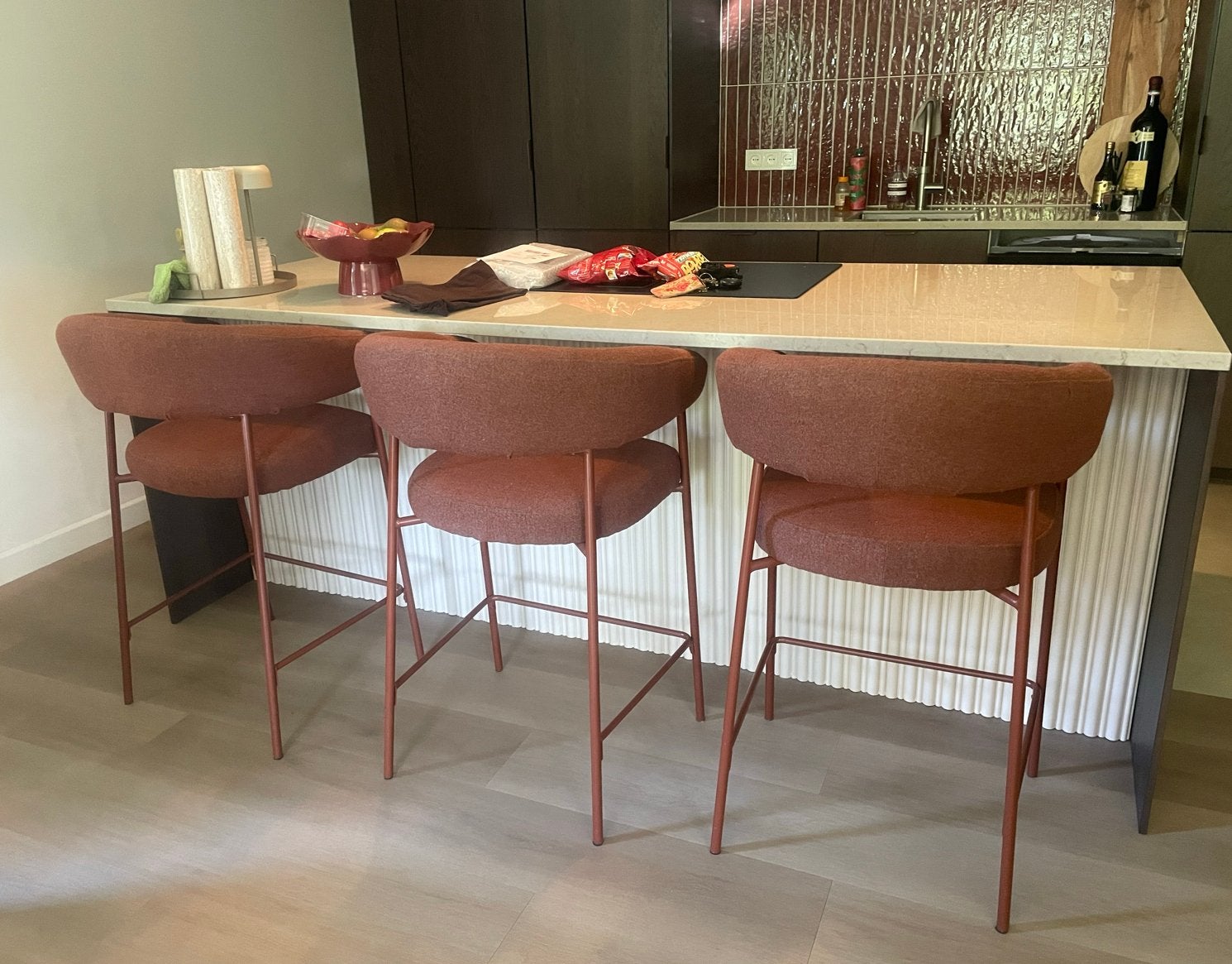 3x Barkruk Bordeaux/terra boucle stof, Ophalen, Met voetsteun, 60 tot 90 cm, Zo goed als nieuw