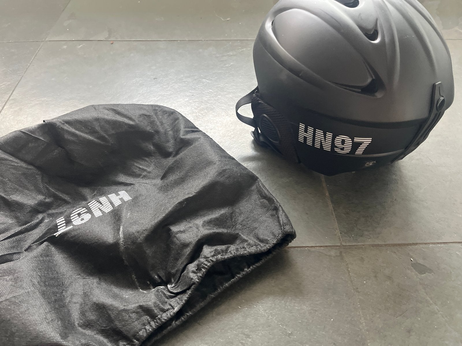 Zwarte skihelm met HN97 logo en beschermhoes, Ophalen, Gebruikt