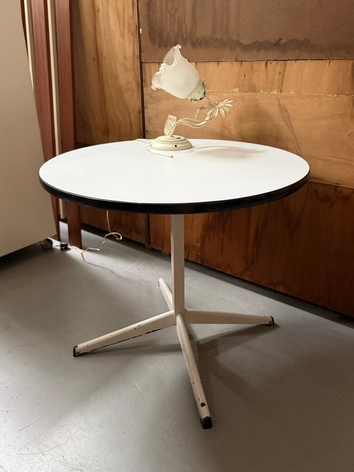 Vintage ronde bijzettafel, brocante plantentafel