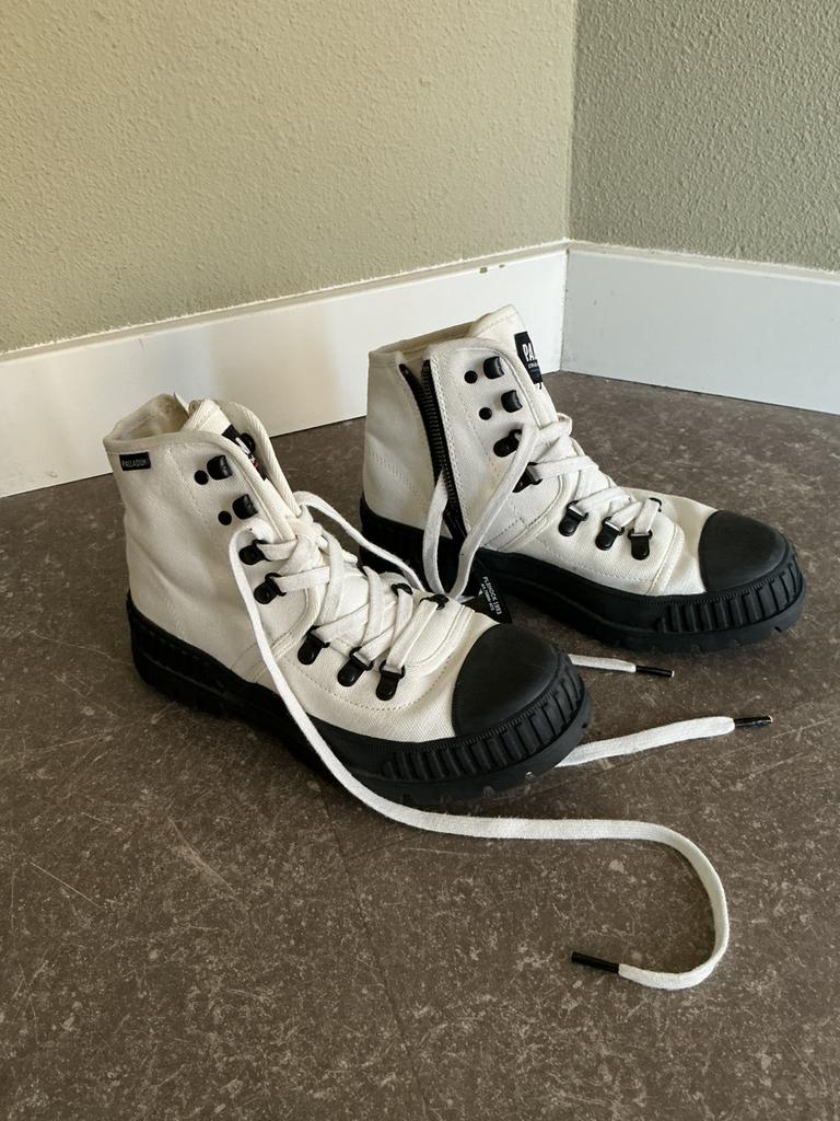 Palladium wit met zwarte zool, maat 39, Kleding | Dames, Schoenen, Ophalen of Verzenden, Zo goed als nieuw