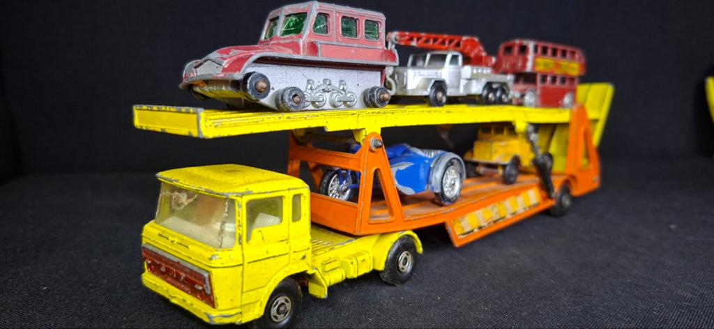 Vintage Matchbox autotransporter met diverse auto's, Ophalen of Verzenden, Gebruikt