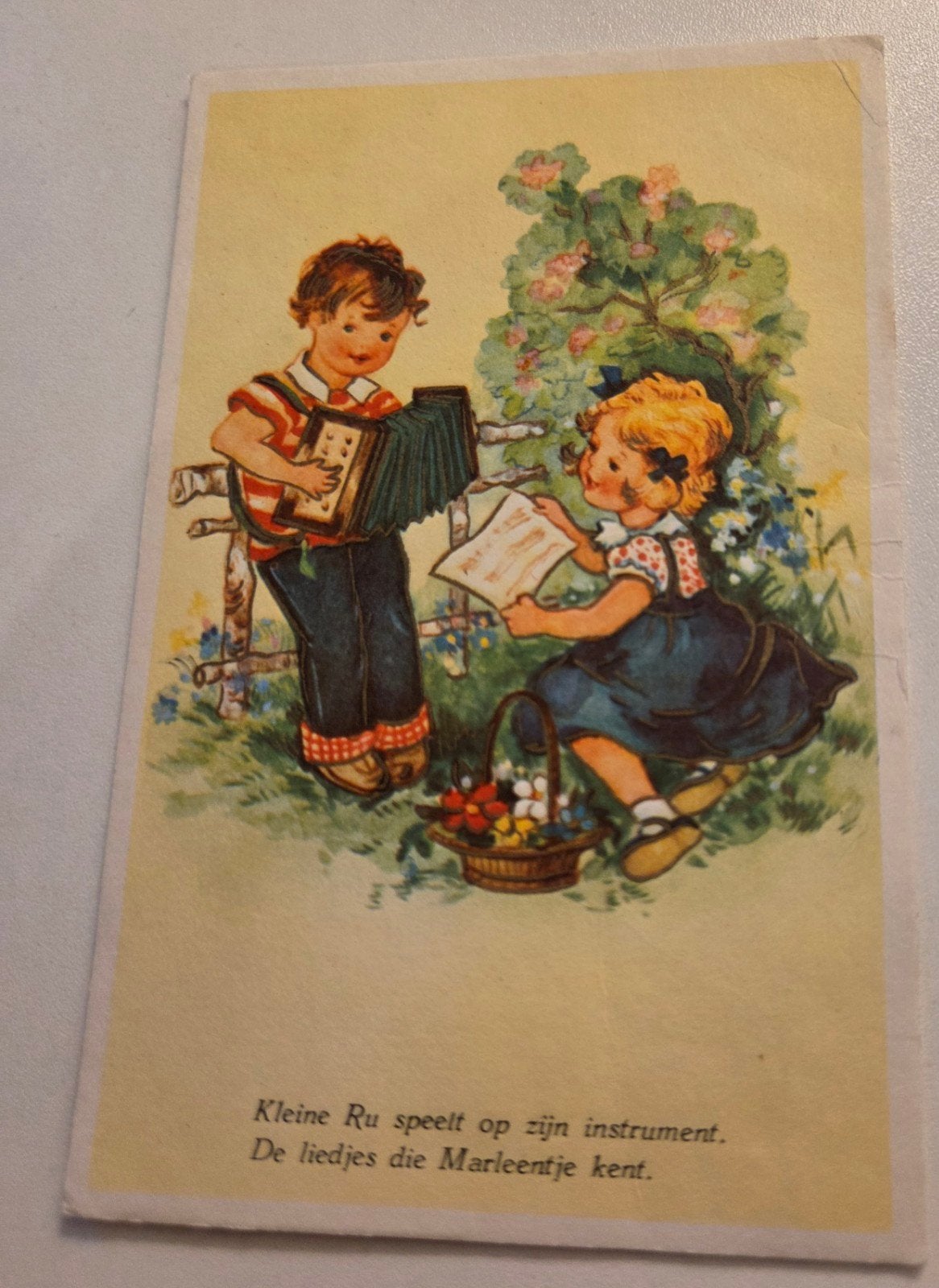 Meisje zingt mee met jongen die accordeon speelr, Verzenden, 1940 tot 1960, Ongelopen, Kinderen