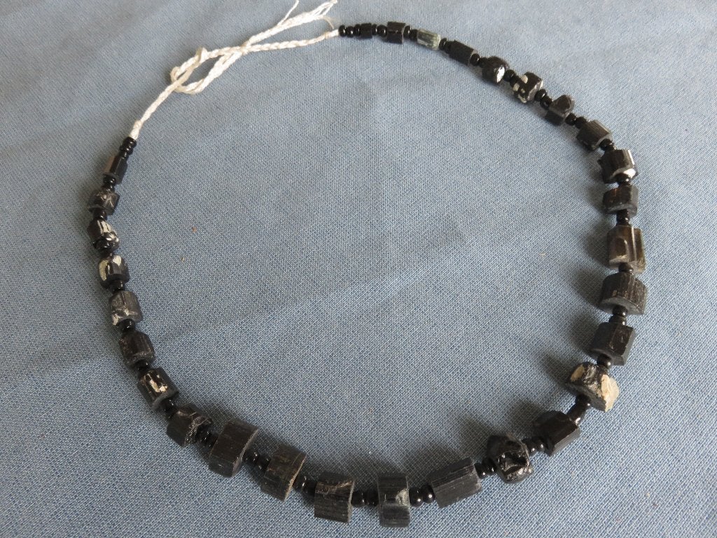 Halsketting in zwarte ruwe toermalijn steen - 20e eeuw, Sieraden, Tassen en Uiterlijk, Kettingen, Ophalen of Verzenden, Zo goed als nieuw
