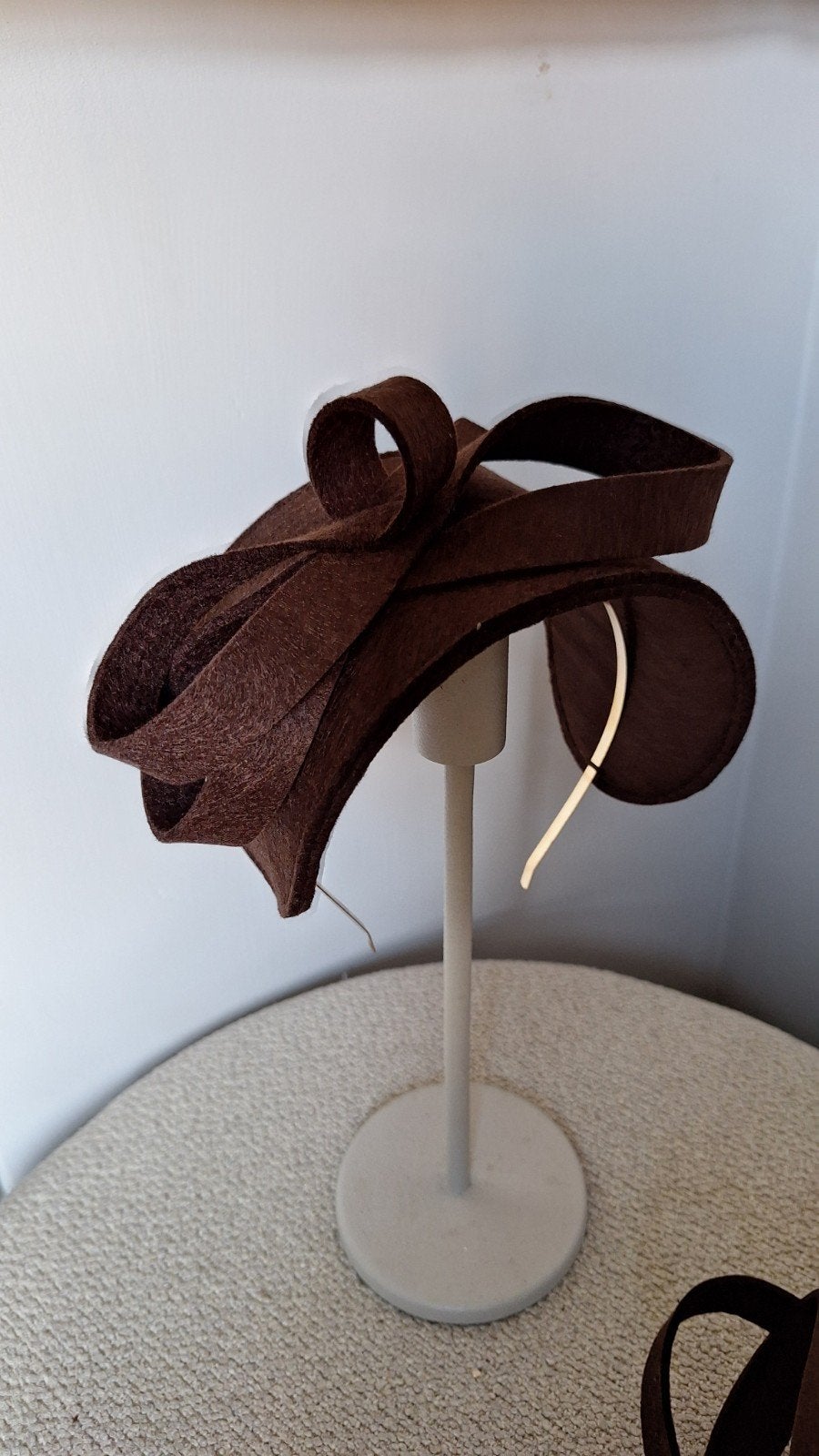 Bruine Bandeau Fascinator, Ophalen of Verzenden, Nieuw, One size fits all, Hoed