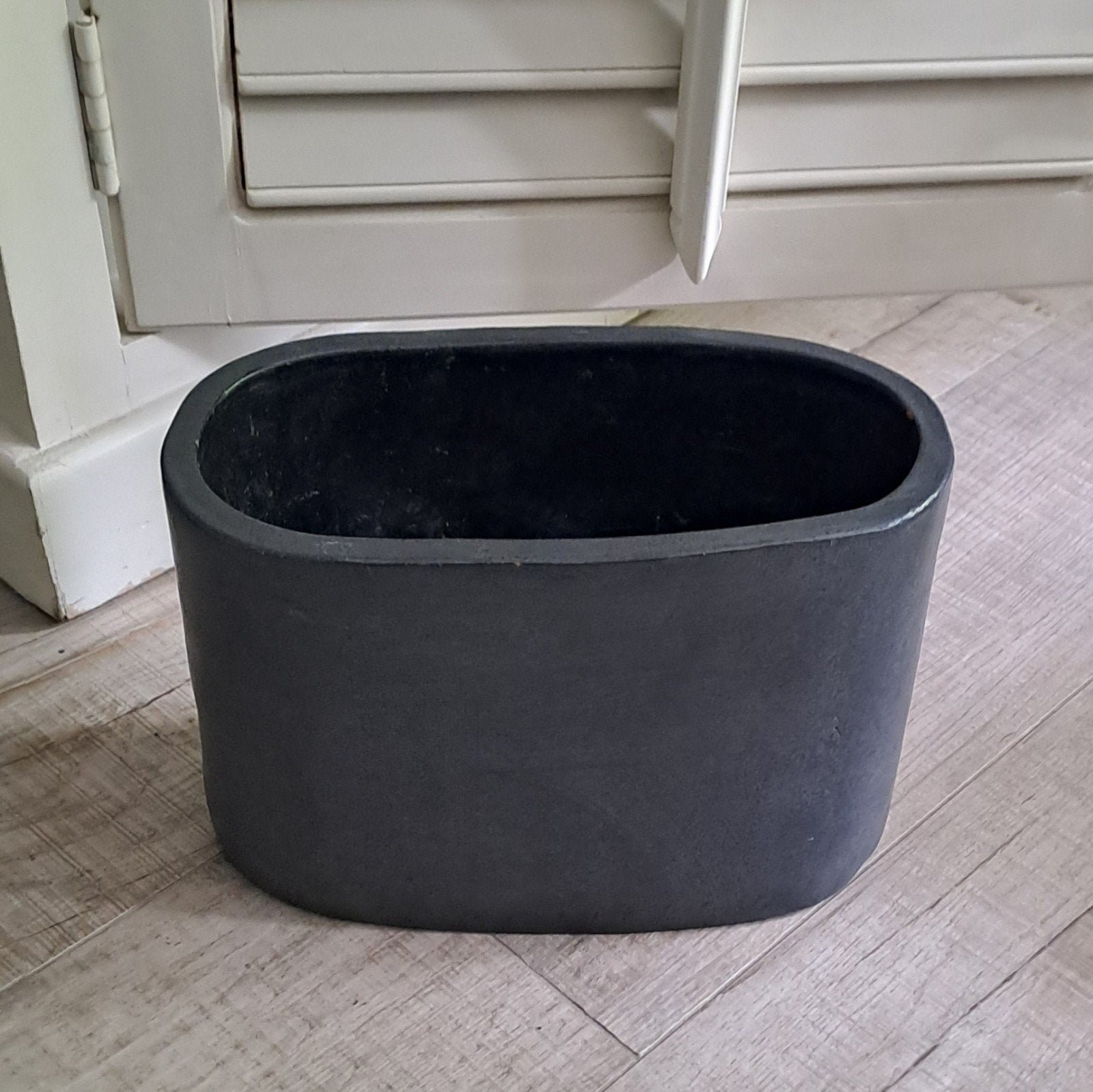 Mooie Bloempot/Perfect voor een smalle vensterbank, Tuin en Terras, Ophalen, Steen, Rond, Zo goed als nieuw
