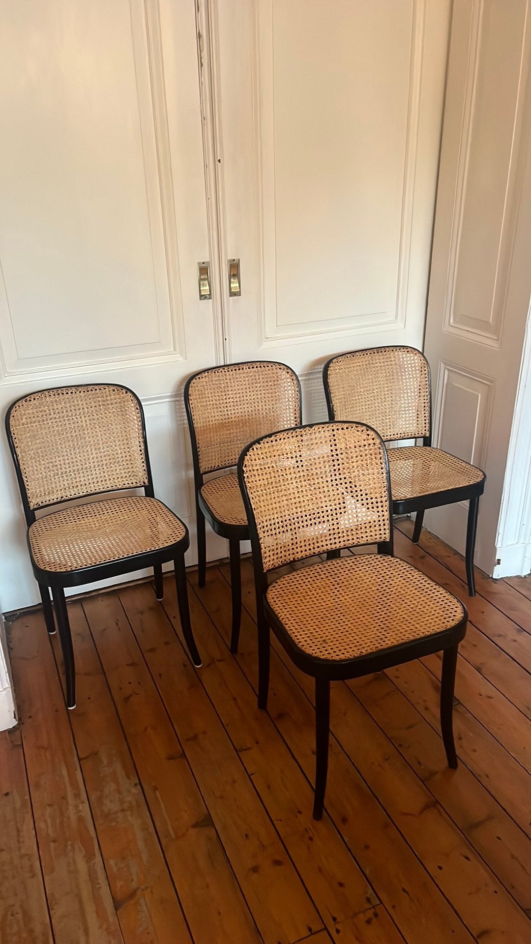 4 vintage zwarte houten stoelen met webbing, Ophalen, Gebruikt, Thonet stijl, Zwart
