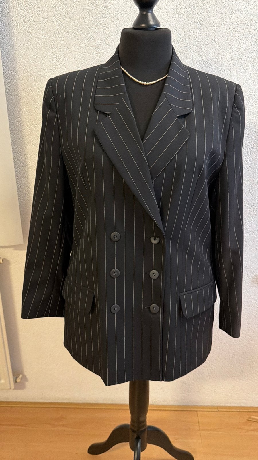 Chique Modern Classics Krijtstreep Mantelpakje Maat 44, Kostuum of Pak, Blauw, Maat 42/44 (L), Ophalen of Verzenden