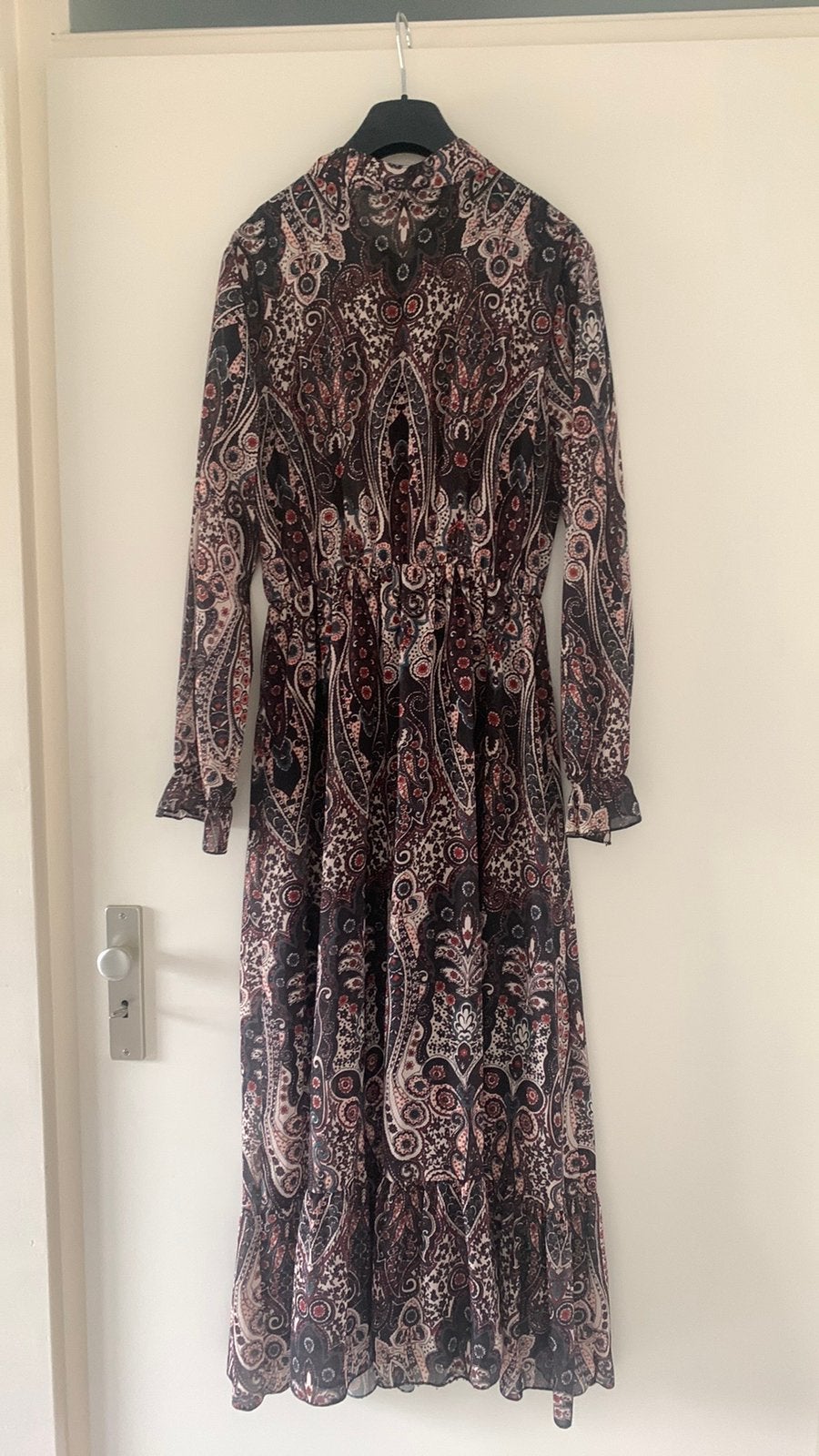 Jurk lang bruin beige tinten, Kleding | Dames, Jurken, Ophalen of Verzenden, Zo goed als nieuw, Bruin, Onder de knie