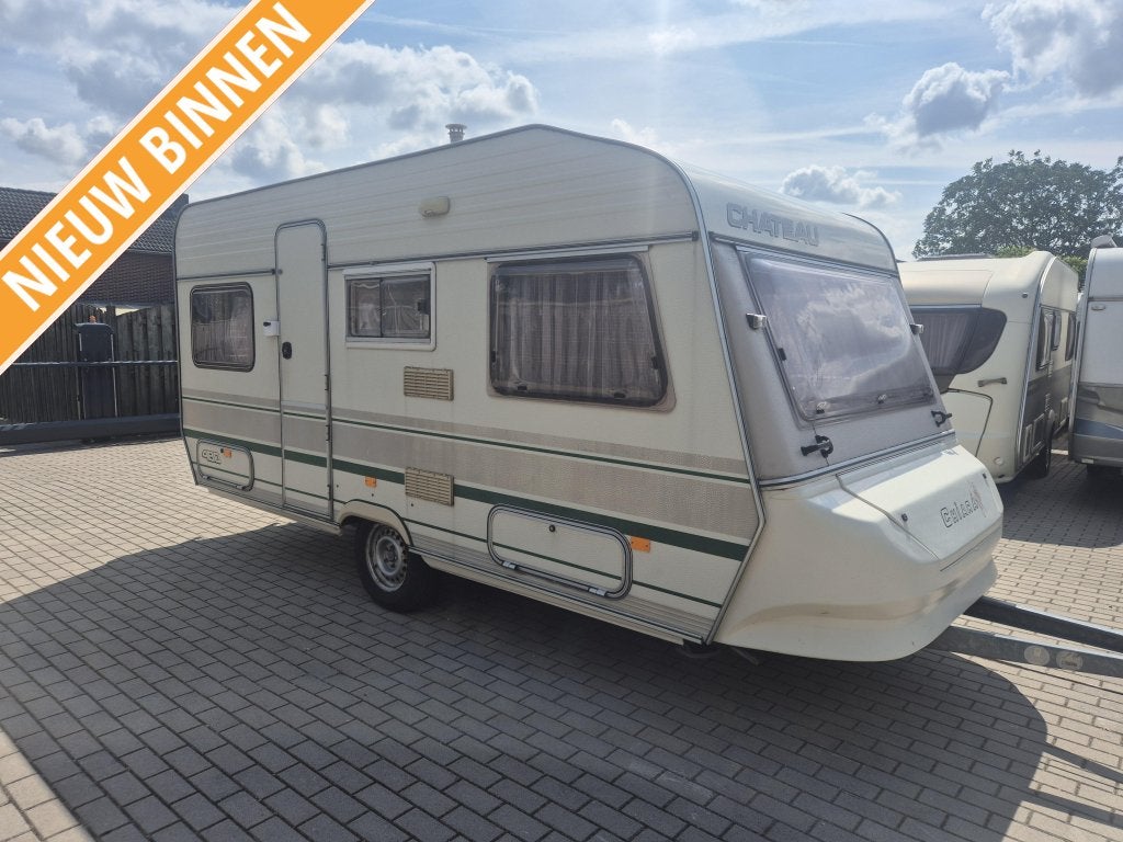 Chateau Chiara 480 + Voortent Fietsendrager, Caravans en Kamperen, Chateau, Rondzit, Bedrijf, 4 tot 5 meter