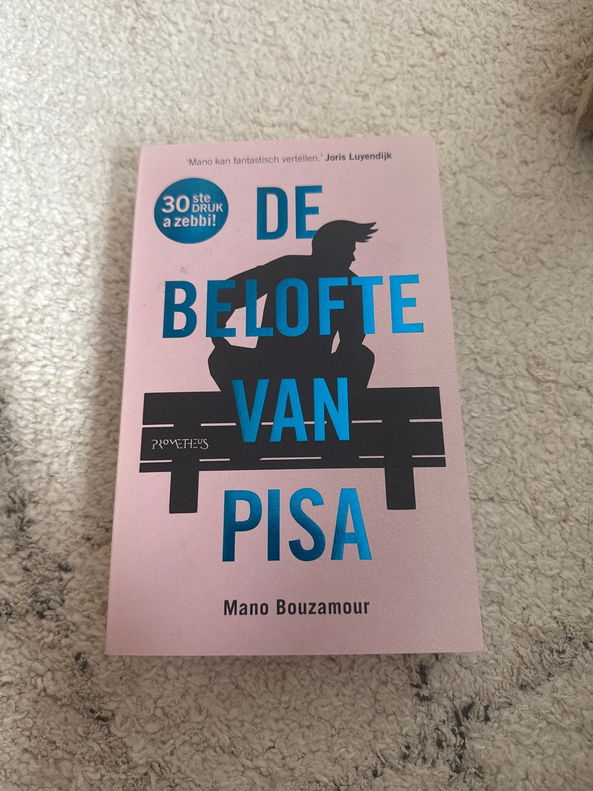 De Belofte van Pisa - Mano Bouzamour (30e druk), Boeken, Ophalen of Verzenden, Zo goed als nieuw, Nederland