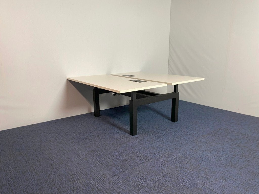 2 x Bench bureau Gispen (slinger), wit blad, 120 x 170 cm.