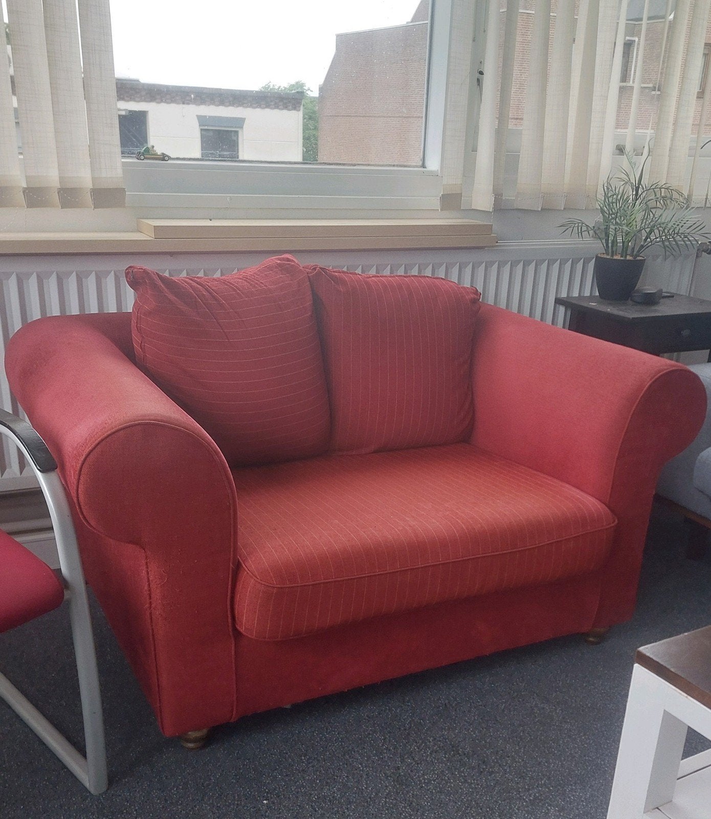 Rode loveseat twee persoons, Ophalen, Gebruikt, 75 tot 100 cm