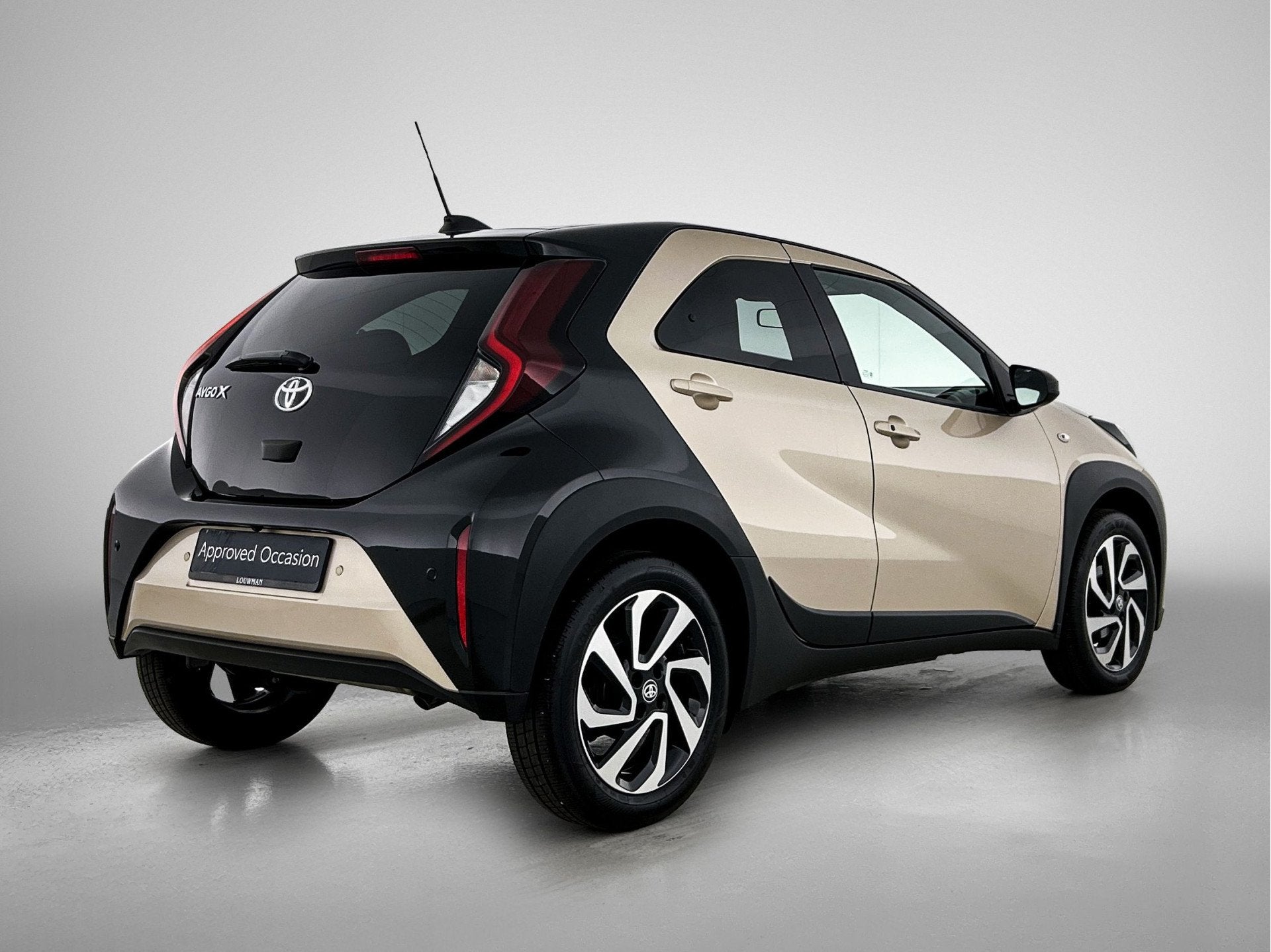 Toyota Aygo X 1.0 VVT-i S-CVT Pulse + | BTW Voertuig | Parke, Gebruikt, Zwart, 4 stoelen, Leder en Stof