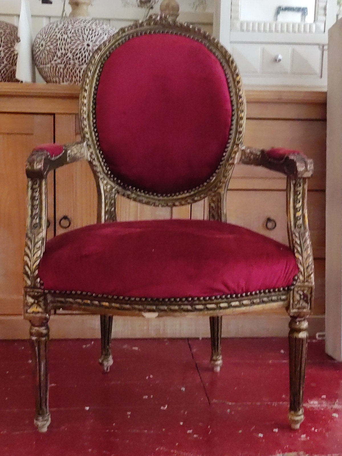 Antieke fauteuil met rood fluweel en goudkleurig hout, Ophalen